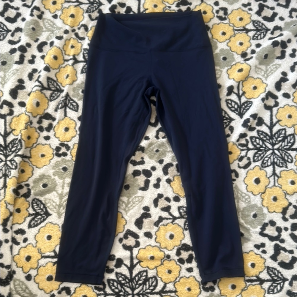 Lululemon Women’s Navy Blue Cropped Leggings EUC Size 8